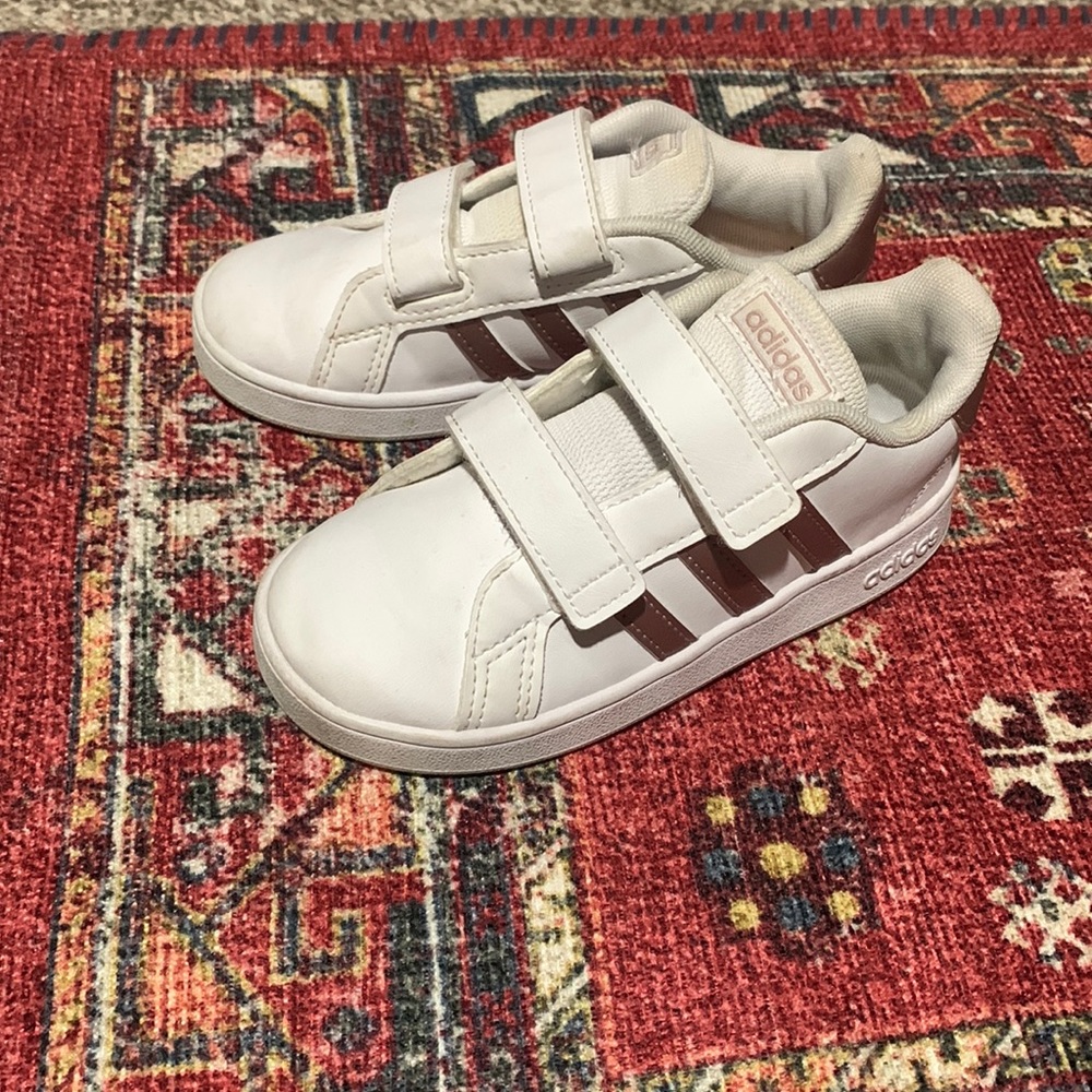 Adidas 9.5 toddler shoes